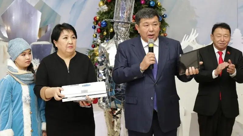 Махамбет Досмухамбетов поздравил атырауских детей с Новым годом