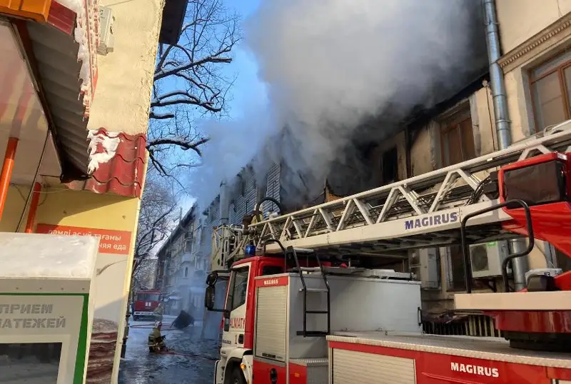 Пожар в многоэтажке тушат в центре Алматы