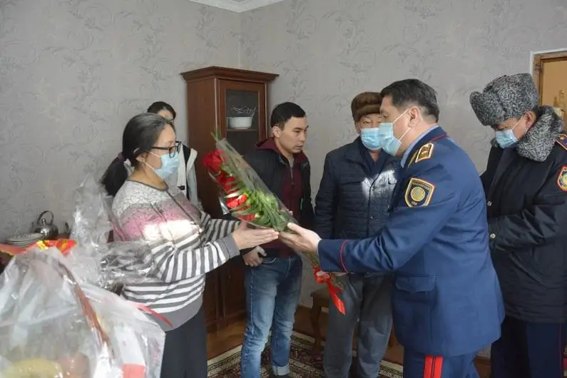 Глава полиции Жамбылской области посетил семьи погибших сотрудников в преддверии Дня Независимости