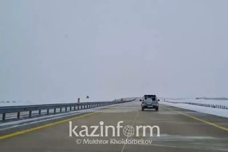 Движение транспорта ограничили из-за паводка на трассе в Актюбинской области