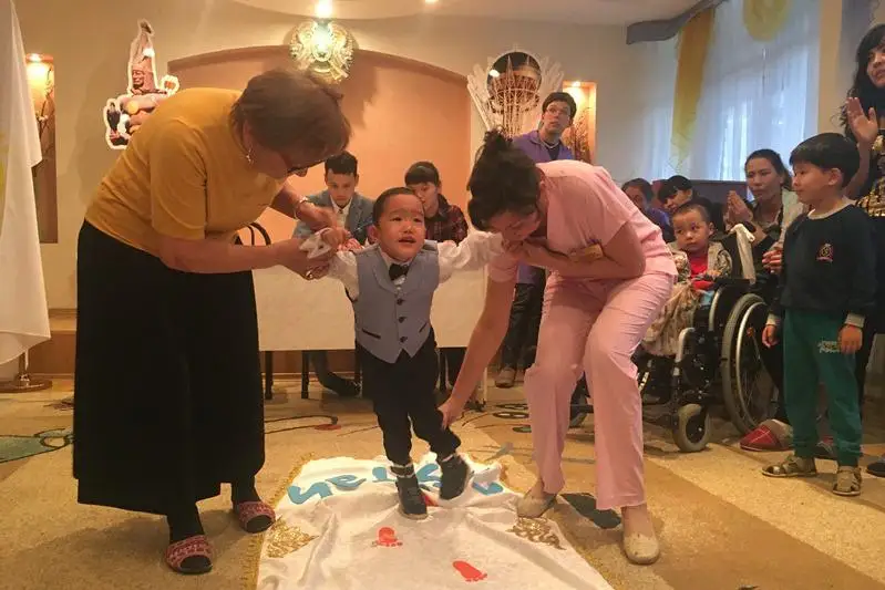 Обряд «Тусау кесер» провели двум особенным детям в Алматы