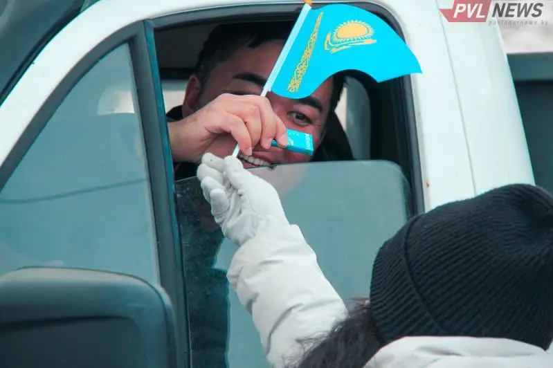 Въезжающих в Павлодар на блокпостах встретили шоколадом волонтеры