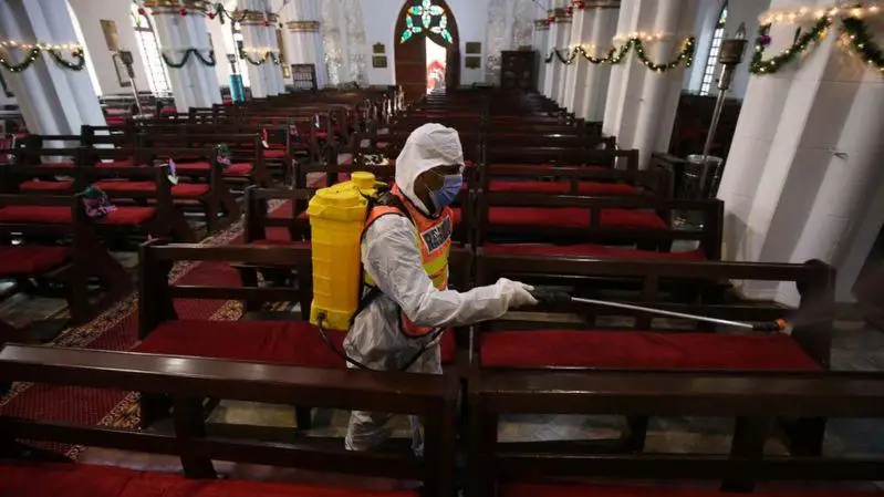 Коронавирус в мире: Рождество в локдауне и открытые курорты в Австрии