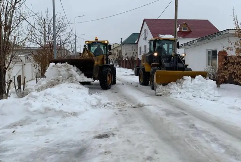 Свыше 50 тысяч кубометров снега вывезли из Атырау и пригородных поселков