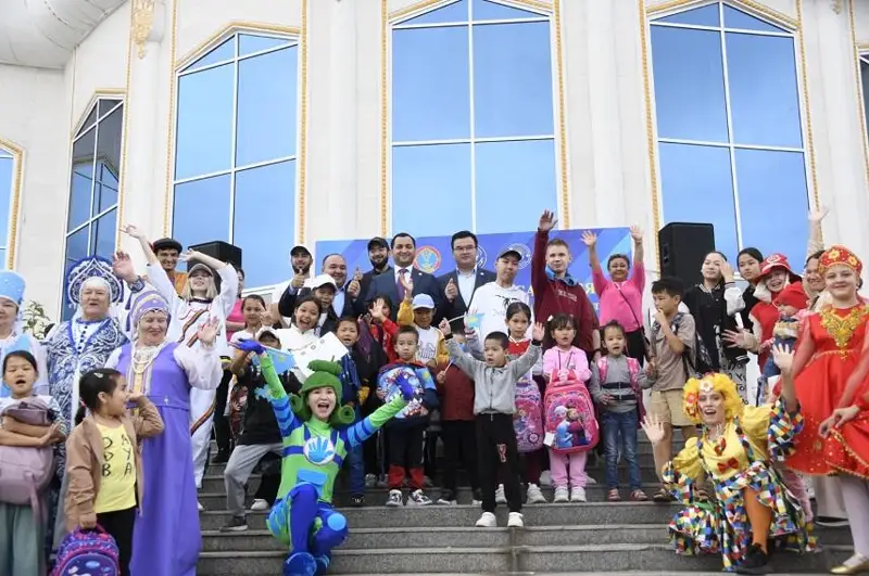 Дорога в школу: 100 детям столицы вручили канцтовары и денежные сертификаты