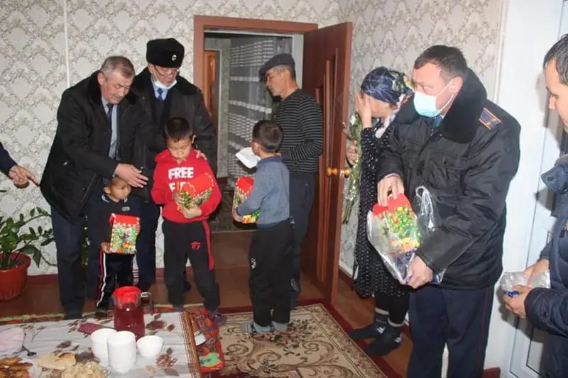 Полицейские Туркестанской области посетили семью скончавшегося от коронавируса коллеги