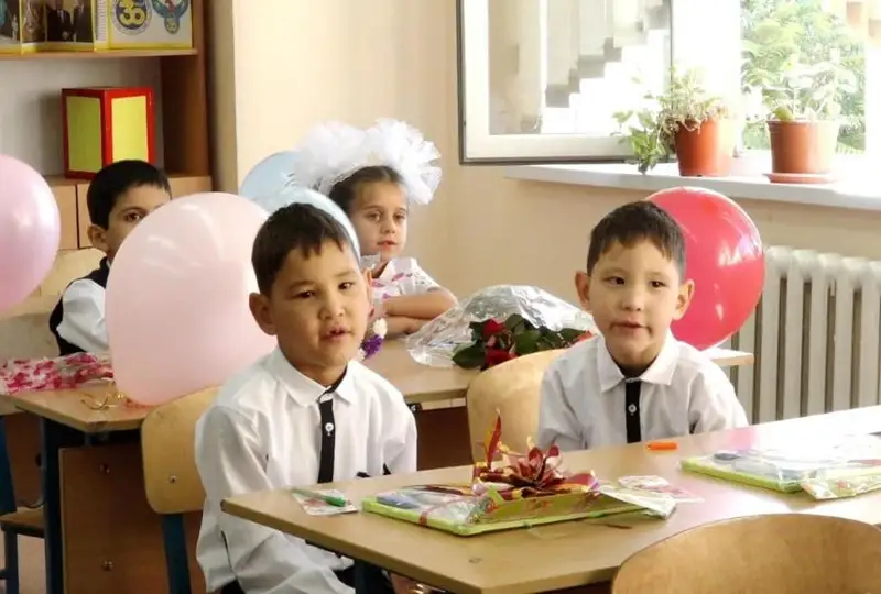 Сразу три пары близнецов пошли в первый класс в одной из школ Туркестанской области