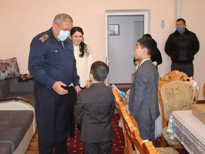 Туркестанские полицейские поздравили с праздником сирот из детской деревни