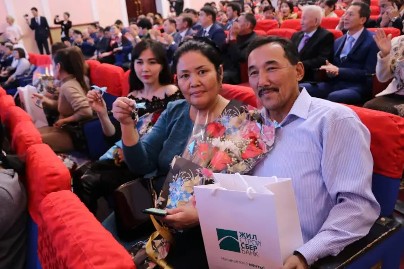 10 семей из Актобе стали новоселами в преддверии Дня Независимости