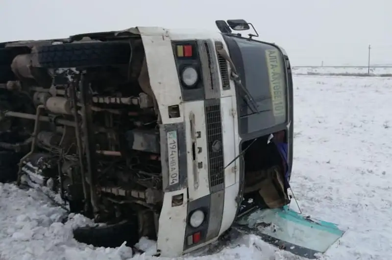 Автобус с 22 пассажирами опрокинулся в Актюбинской области