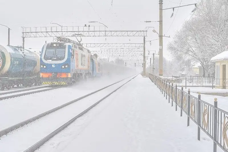 Эвакуированных с заснеженных трасс людей вывозит ҚТЖ