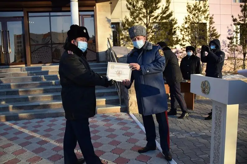 Спасших при пожаре 14 человек полицейских поощрили в Кокшетау