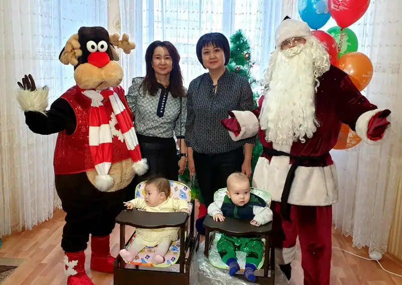С Новым годом детей павлодарского «Дома мамы» поздравили работники соцмедстрахования