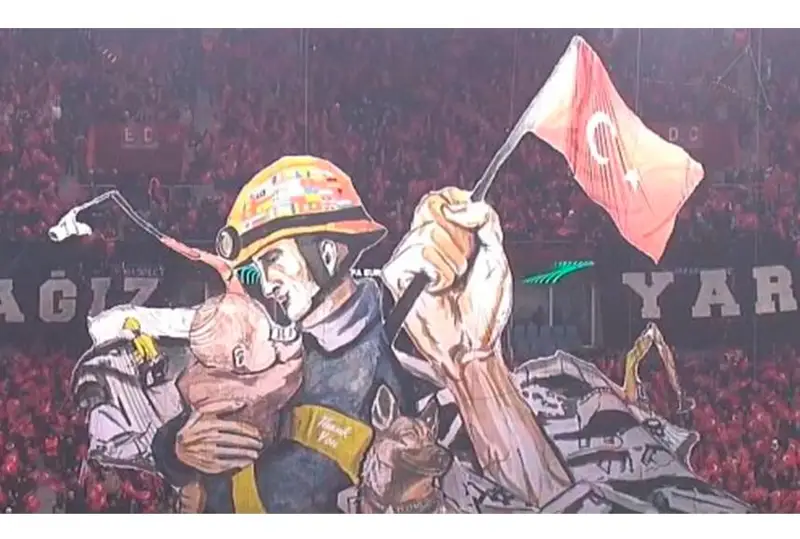 Турецкие фанаты поблагодарили спасателей Казахстана перед матчем Лиги Конференций