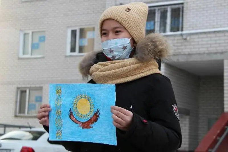 Тысячи павлодарских школьников нарисовали государственный флаг Казахстана