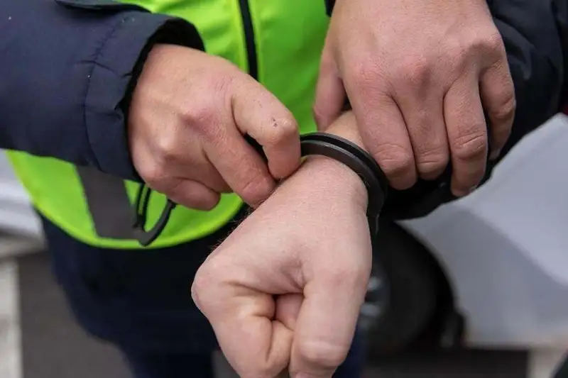 54 свертка с психотропным веществом изъяли у закладчика в Караганде