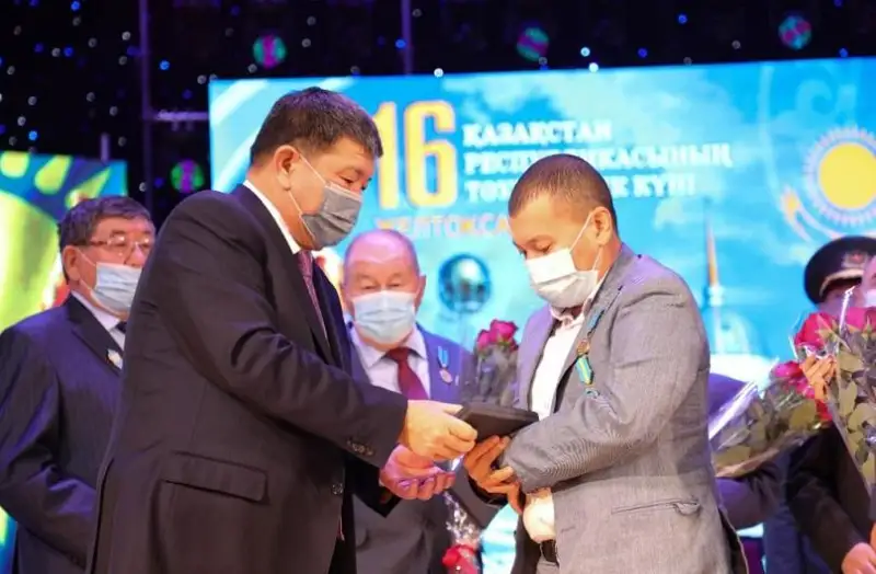 Государственные награды получили жители Атырау в канун Дня Независимости