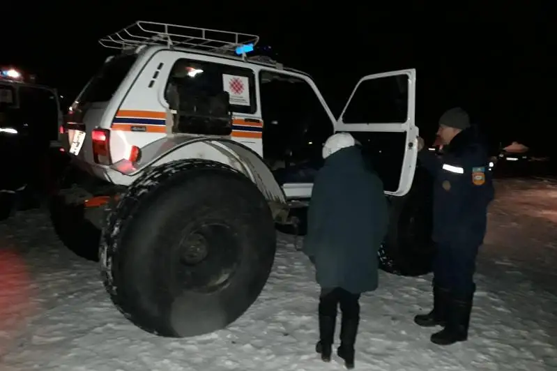 Шесть человек эвакуировали с заметенной трассы спасатели Семея