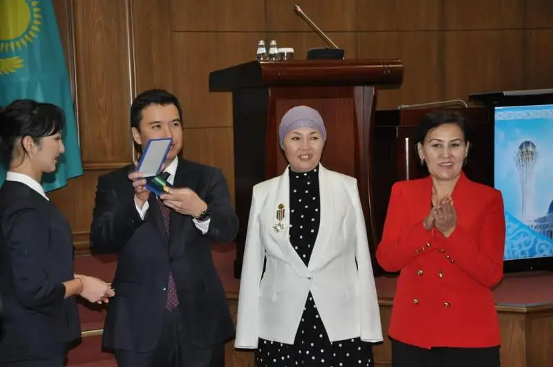 Предпринимательнице без рук вручил госнаграду Руслан Даленов