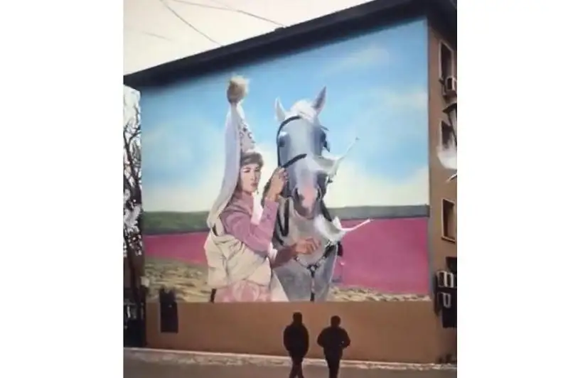 Оживающая легенда: «поющий» знаменитую песню «Гакку» мурал появился в Шымкенте