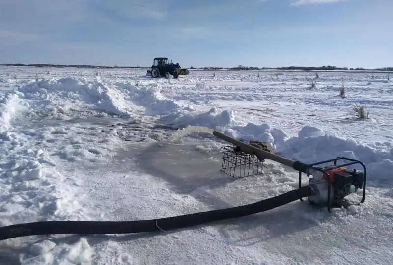 Рыбу спасают от замора в СКО
