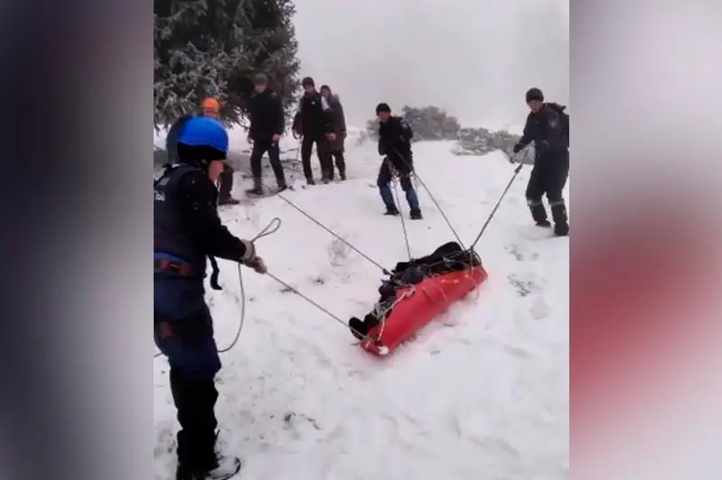 Спасатели на носилках спустили девушку в горах близ Алматы