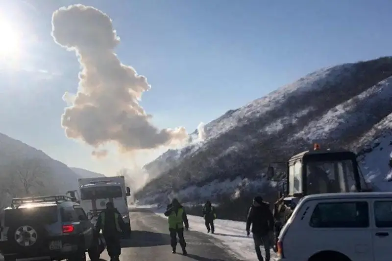 Профилактический спуск лавин произвели в ВКО