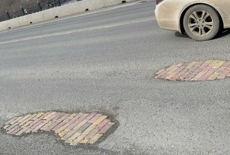 Появление кирпичей в ямах на дорогах объяснили в Атырау