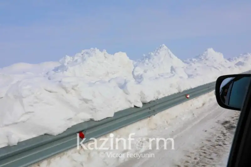 Следовавший из Шымкента автобус вызволили из снежного плена костанайские спасатели