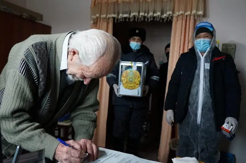 96-летний ветеран из Семея призвал молодежь идти на выборы