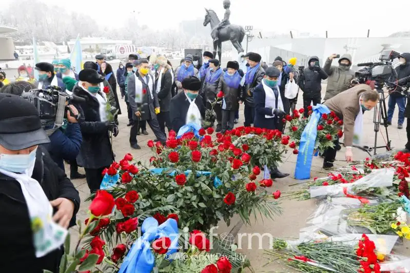 Представители политических партий возложили цветы к монументу Независимости в Алматы
