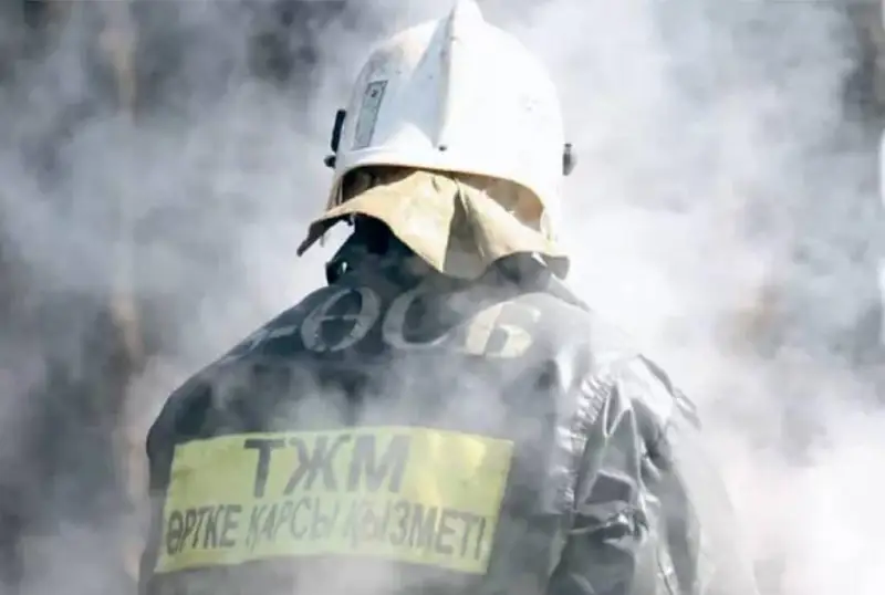 Актюбинские пожарные спасли из горящего дома 6 человек