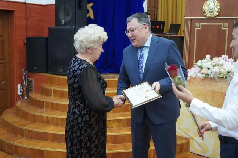 Матерей и вдов погибших при исполнении долга полицейских чествовали в Костанае