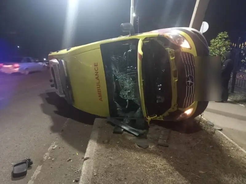 В Уральске опрокинулась карета скорой помощи