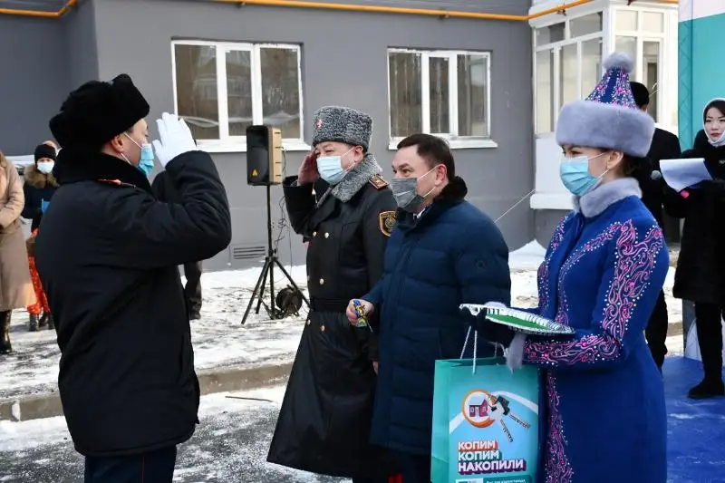Накануне Нового года 90 акмолинским полицейским вручили ключи от квартир