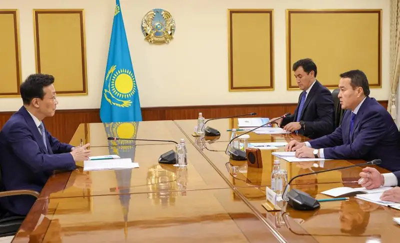 Алихан Смаилов провел встречу с послом Китая в Казахстане