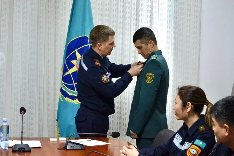 За спасение женщины во время пожара в Талдыкоргане военнослужащего наградили медалью