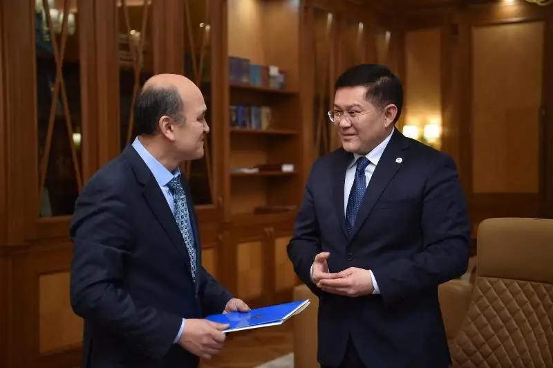 Шымкентский художник Алмас Халыков получил благодарственное письмо от Елбасы