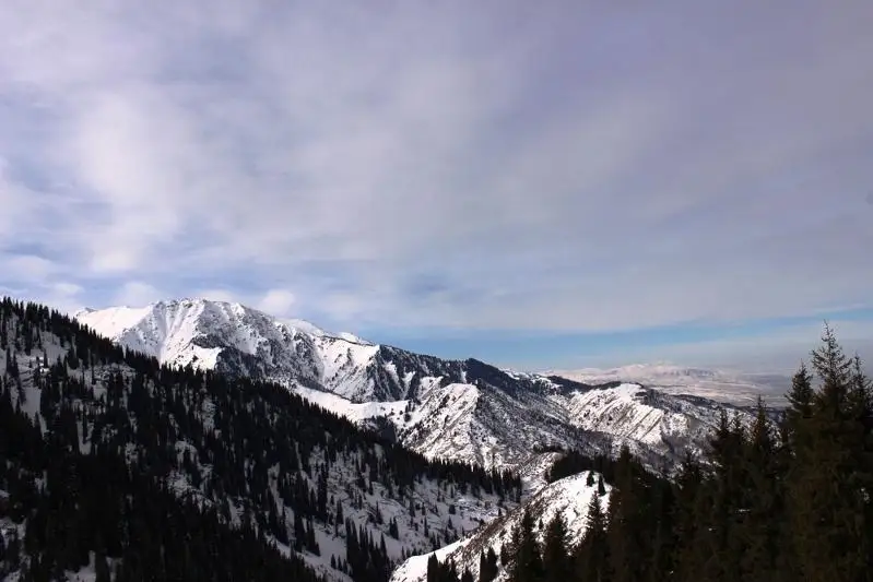 Представители Алматинского филиала Народной партии РК совершили восхождение на пик Фурманова