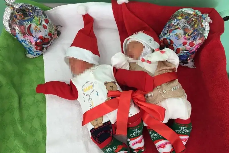 Новорождённых при выписке заворачивают в новогоднюю «упаковку» в ВКО