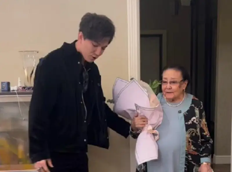 Димаш Кудайберген поздравил Бибигуль Тулегенову с 93-летием