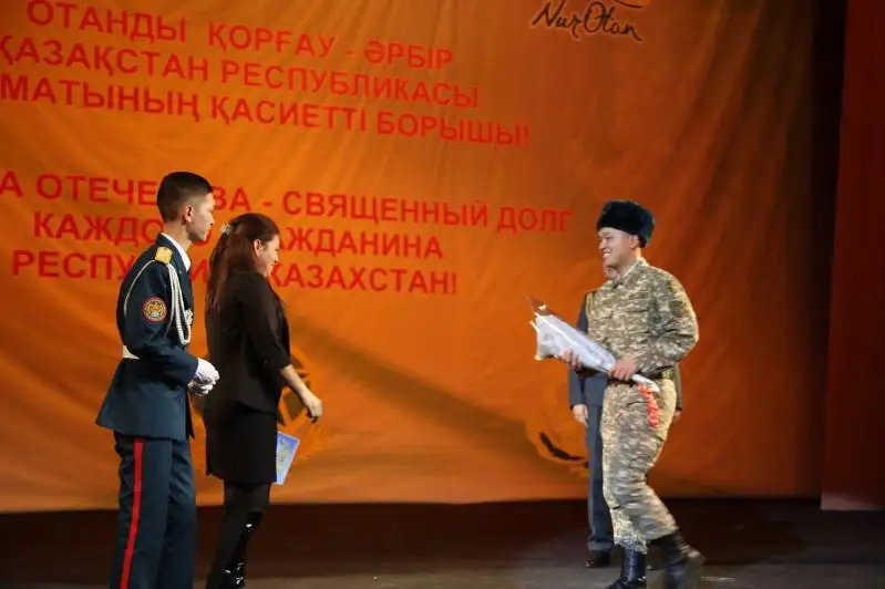 Срочнику дали отпуск - военнослужащие устроили сюрприз из армии