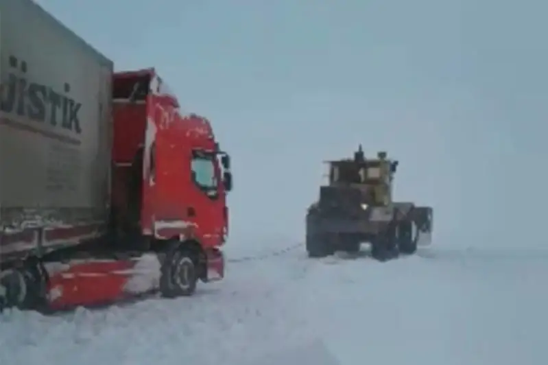 Двух граждан Турции спасли на трассе в непогоду в Акмолинской области