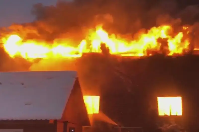 Деревообрабатывающий цех горит в Усть-Каменогорске