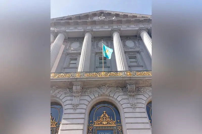 Над главным зданием Сан-Франциско подняли флаг Казахстана