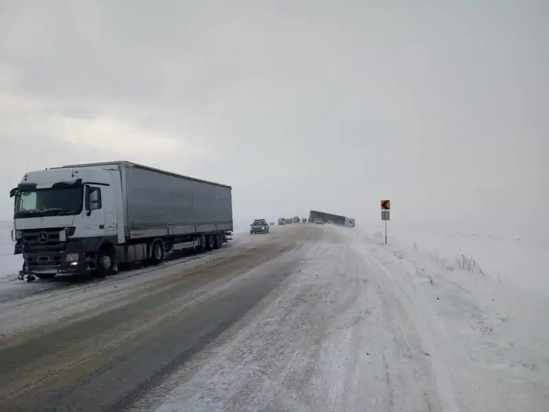 На ряде трасс страны ограничено движение из-за гололеда