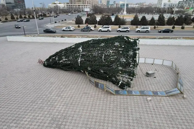На главной площади города Актау упала ёлка