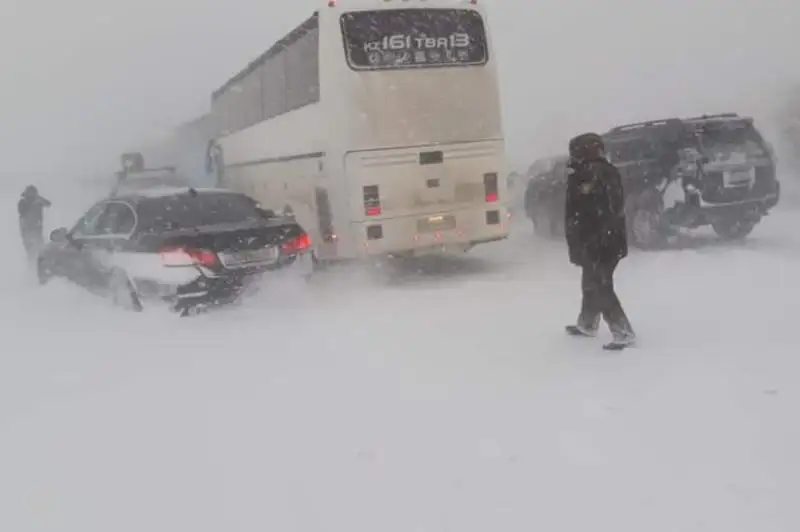 Свыше 200 авто стали заложниками снежной стихии на трассе в Туркестанской области