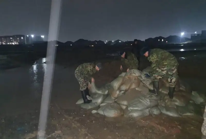 В Шымкенте 173 сотрудника МЧС откачивали воду после сильного дождя