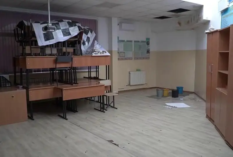Учащихся школы с протекающим потолком переводят в другие учебные заведения в Атырау